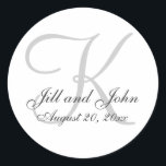 Sticker rond Monogram Wedding Favor<br><div class="desc">La simplicité à son meilleur. Design élégant et sophistiqué par Elke Clarke © Un design étiquette de mariage populaire qui est devenu une signature de la MonogramGallery sur Zazzle. Un mariage versatile,  simple,  élégant et en faveur des étiquettes. Autocollant de sceau de la chambre initiale du Mariage Monogramme</div>