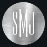 Sticker Rond Monogramme à trois lettres à huile d'argent<br><div class="desc">Un simple monogramme de trois lettres sur les autocollants de faveur. Phoques d'enveloppe monogramme à 3 lettres de couple mariage. L'arrière - plan présente un dessin d'art numérique en faux gris argenté ombre métallique. L'effet art numérique s'imprime comme une photo avec un texte monogrammé.</div>