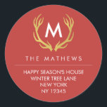 Sticker Rond Monogramme Christmas Antlers Retour Adresse Étique<br><div class="desc">Élégant monogramme de bois de Noël en fausse feuille d'or sur un arrière - plan rouge festif. Ajoutez facilement votre initiale,  votre nom et votre adresse personnalisés.</div>