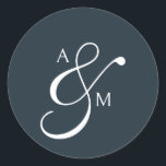 Sticker Rond Monogramme classique Ampersand Mariage Cl<br><div class="desc">Ajoutez une touche d'élégance intemporelle à votre suite mariage avec notre Sticker Mariage Preppy Luxury. Doté de monogrammes personnalisés dans une police serif raffinée, joint par une gracieuse esperluette en calligraphie classique, ce design est un clin d'oeil au charme ancien et à la simplicité élevée. Encadré par une riche frontière...</div>