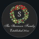Sticker Rond Monogramme classique Holly Wreath Custom Christmas<br><div class="desc">Classique,  traditionnel élégant et parfait pour une fête de Noël en famille.</div>