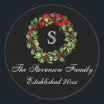 Sticker Rond Monogramme classique Holly Wreath Custom Christmas<br><div class="desc">Classique,  traditionnel élégant et parfait pour une fête de Noël en famille.</div>