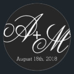 Sticker Rond Monogramme de bord moderne<br><div class="desc">Cet autocollant fait partie du Mariage de Monogramme de bord moderne Collecte avec un style audacieux mais simple. Modifiez les initiales du monogramme avec les initiales du marié et du marié et insérez votre date de mariage ou tout autre texte à la place du texte figurant dans le modèle de...</div>