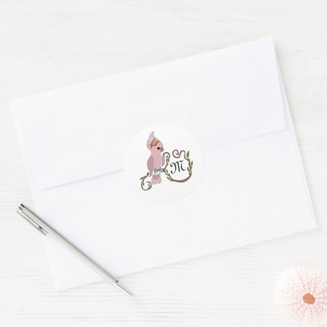 Sticker Rond Monogramme de Cockatoo rose Whimsical (Enveloppe)