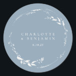 Sticker Rond Monogramme de couronne florale bleu foncé personna<br><div class="desc">Sticker rond bleu Dusty Floral Wreath Monogramme personnalisé</div>
