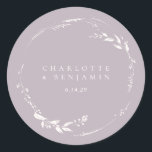 Sticker Rond Monogramme de couronne florale Dusty Lilac Personn<br><div class="desc">Serviettes personnalisées Lilac Floral</div>