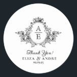 Sticker Rond Monogramme de crête classique Mariage noir et blan<br><div class="desc">Élégant Monogramme Feuille Vintage Initiale Mariage Classic Round Sticker. Initiales monogrammes encadrées par d'élégantes crêtes vintages illustrées à la main en noir et blanc,  de style simple et sophistiqué. Un choix parfait pour les mariages modernes,  classiques et simples. Veuillez vérifier les pièces correspondantes de la collection.</div>