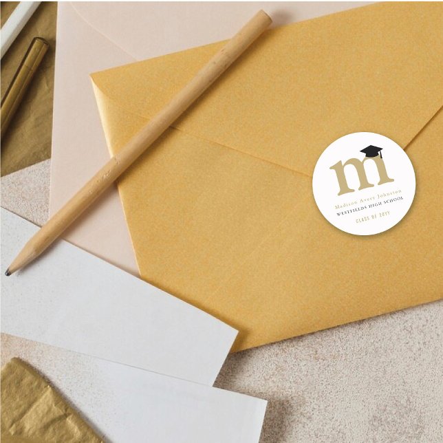 Sticker Rond Monogramme de grade classique simple - Chaîne de g (Simple Classic Grad Monogram Modern Graduation Cap Classic Round Sticker @ zazzle.com/color_therapy)