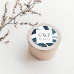 Sticker Rond Monogramme de Mariage botanique pressé<br><div class="desc">Terminez vos invitations de mariage ou vos faveurs avec ces élégants autocollants botaniques avec vos initiales et votre date de mariage encadrés par des sprigs de couleur d'aquarelle turquoise foncée vibrante sur un arrière - plan blanc. Coordonnées avec notre collection de mariages botaniques en Ultramarine.</div>