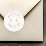 Sticker Rond Monogramme de Mariage de couronne rose rustique<br><div class="desc">Autocollants monogrammes mariage botanique sur mesure avec élégante couronne rose rose poussiéreuse avec initiales du couple et date mariage sur arrière - plan de couleur beige blanc neutre. Parfait pour le mariage,  sauvez les dates,  enveloppes,  emballages de mariage et plus encore.</div>