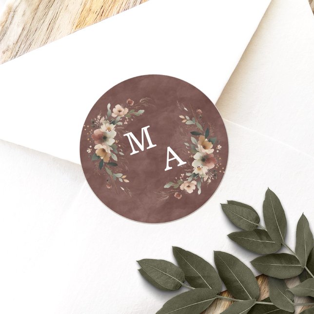 Sticker Rond Monogramme de Mariage de fleurs rouges de grenat r (Seal your wedding details with love using our custom monogram stickers, tailored for elegance.)