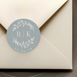Sticker Rond Monogramme de Mariage de germe bleu rustique<br><div class="desc">Autocollants monogrammes de mariage botanique sur mesure avec élégante couronne beige blanc avec initiales du couple et date mariage sur arrière - plan couleur bleu poussiéreux. Parfait pour le mariage,  sauvez les dates,  enveloppes,  emballages de mariage et plus encore.</div>
