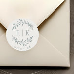 Sticker Rond Monogramme de Mariage de germe bleu rustique<br><div class="desc">Autocollants monogrammes mariage botanique sur mesure avec élégante couronne bleu poussiéreuse avec initiales du couple et date mariage sur arrière - plan couleur beige neutre. Parfait pour le mariage,  sauvez les dates,  enveloppes,  emballages de mariage et plus encore.</div>