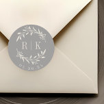 Sticker Rond Monogramme de Mariage de germes rustiques gris<br><div class="desc">Autocollants monogrammes de mariage botanique sur mesure avec élégante couronne beige blanc avec initiales du couple et date mariage sur arrière - plan couleur gris brun. Parfait pour le mariage,  sauvez les dates,  enveloppes,  emballages de mariage et plus encore.</div>