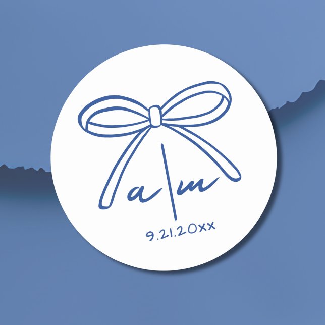 Sticker Rond Monogramme de mariage fantaisiste Blue Drawn Bow (Blue Drawn Bow Whimsical Wedding Monogram Classic Round Sticker)