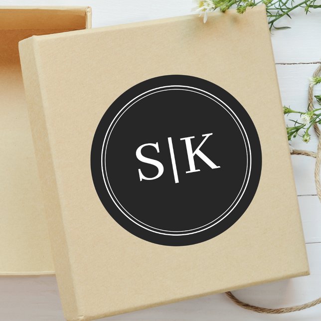 Sticker Rond Monogramme de mariage noir et blanc modifiable com (Editable black and white monogram stickers add timeless elegance to wedding favors.)