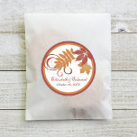 Sticker Rond Monogramme de Mariage rouge rouille rouille Feuill<br><div class="desc">Monogramme mariage rustique et élégant à thème automne ronde privilégient les autocollants. Notre papeterie mariage "Feuille en chute" présente des feuillages d'automne saturés et des tourbillons de défilement. Les couleurs sont orange, cuivre, marron, rouge et or. Carte de réponse - Style 1 : Carte de réponse - Style 2 (comprend...</div>