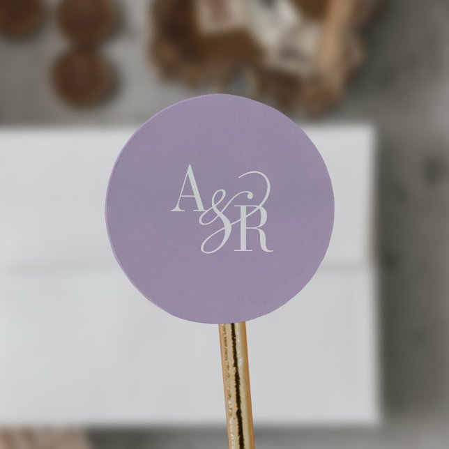 Sticker Rond Monogramme de mariage simple moderne lavande ANDRE (ANDREA Lavender Modern Simple Wedding Monogram Classic Round Sticker)