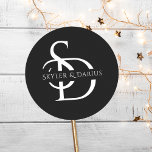 Sticker Rond Monogramme de mariage simple personnalisé avec nom<br><div class="desc">Ajoutez une touche personnelle à votre mariage avec l'autocollant rond classique personnalisé avec le monogramme de mariage simple. Ces autocollants personnalisés avec le nom du monogramme de mariage sont parfaits pour sceller des enveloppes, décorer des faveurs de mariage ou ajouter un élément stylé à votre papeterie. Le design élégant blanc...</div>