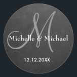 Sticker Rond Monogramme De Mariée Et De Pièce De Chalkboard<br><div class="desc">Nom de couple personnalisé Le sceau d'enveloppe de Mariage monogrammé avec arrière - plan de tableau noir ajoute une touche rustique à votre courrier de mariage.Les stickers de monogramme personnalisés peuvent être utilisés pour vos autres courriels mariages.Les stickers monogrammes stylisés sont superbes comme des sceaux sur les faveurs de fête,...</div>