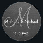 Sticker Rond Monogramme De Mariée Et De Pièce De Chalkboard<br><div class="desc">Nom de couple personnalisé Le sceau d'enveloppe de Mariage monogrammé avec arrière - plan de tableau noir ajoute une touche rustique à votre courrier de mariage.Les stickers de monogramme personnalisés peuvent être utilisés pour vos autres courriels mariages.Les stickers monogrammes stylisés sont superbes comme des sceaux sur les faveurs de fête,...</div>