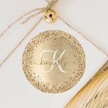Sticker Rond Monogramme de nom pailleté en métal brossé or<br><div class="desc">Personnalisez facilement ce design chic et tendance d'autocollant rond avec de jolies paillettes dorées scintillantes sur un fond métallique or brossé.</div>