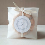 Sticker Rond Monogramme Dusty Blue Wreath Classic Script Mariag<br><div class="desc">Cet élégant autocollant de mariage présente une couronne d'art botanique bleu poussiéreux. Personnalisez-le avec votre monogramme initial dans un script bleu poussiéreux classique.</div>