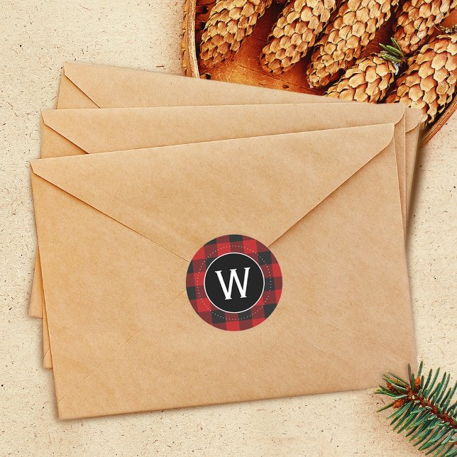 Sticker Rond Monogramme en carton rouge et noir (Buffalo Red and Black Plaid Monogram Classic Round Sticker)