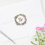 Sticker Rond Monogramme floral d'art fin<br><div class="desc">Élégante couronne florale de style vintage avec champs de texte monogramme - arrière - plan blanc.</div>