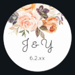 Sticker Rond Monogramme flou et broyeur floral rustique<br><div class="desc">Faites vos invitations ou des notes de remerciement pop avec cet autocollant rustique de monogramme floral roux et pêche.</div>