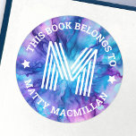 Sticker Rond Monogramme initial bleu violet enfants réserver ét<br><div class="desc">Étiquettes d'assiette avec votre monogramme initial et personnalisable texte "ce livre appartient à" et votre nom sur un arrière - plan motif bleu et violet.</div>