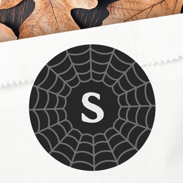 Sticker Rond Monogramme initial Halloween toile d'araignée noir (Spiderweb monogram initial Halloween black Classic Round Sticker)