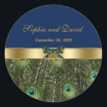 Sticker Rond Monogramme Mariage Gold Blue Peacock<br><div class="desc">Design élégant avec Peacock Feathers et arrière - plan bleu marine,  séparé par un ornement doré avec un ruban paon pour un événement mariage spécial,  ou tout autre événement. Personnalisez avec vos propres informations.</div>