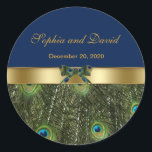 Sticker Rond Monogramme Mariage Gold Blue Peacock<br><div class="desc">Design élégant avec Peacock Feathers et arrière - plan bleu marine,  séparé par un ornement doré avec un ruban paon pour un événement mariage spécial,  ou tout autre événement. Personnalisez avec vos propres informations.</div>