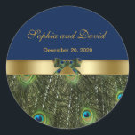 Sticker Rond Monogramme Mariage Gold Blue Peacock<br><div class="desc">Design élégant avec Peacock Feathers et arrière - plan bleu marine,  séparé par un ornement doré avec un ruban paon pour un événement mariage spécial,  ou tout autre événement. Personnalisez avec vos propres informations.</div>