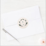 Sticker Rond Monogramme Mariage Peacock vintage<br><div class="desc">Ce faire-part de mariage beige de style vintage présente un design époustouflant de plumes de paon bleu et vert, lui donnant un aspect unique et élégant. L'arrière - plan beige dégage une atmosphère chaleureuse et accueillante, évoquant une sensation de nostalgie et d'intemporalité. Le design en plumes de paon bleu et...</div>
