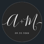Sticker Rond Monogramme minimaliste Script Date de mariage pers<br><div class="desc">Élever les détails de votre mariage avec le minimaliste Monogramme Script personnalisé Date de mariage Sticker texte blanc sur le noir. Cet autocollant élégant et personnalisé ajoute une touche de sophistication à votre papeterie mariage, vous permettant de présenter votre monogramme et votre date mariage d'une manière simple mais impactée. L'autocollant...</div>