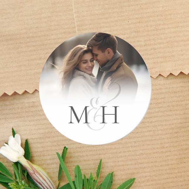 Sticker Rond Monogramme minimaliste simple Mariage Ampersand Ph (Simple ampersand photo and monogram sticker label. )