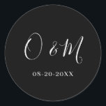Sticker Rond Monogramme noir minimaliste élégant Mariage classi<br><div class="desc">Personnalisez facilement en remplaçant chaque info. Vérifiez l'aperçu avant d'ajouter au panier. Affichez le lien de collection sur cette page pour voir tous les éléments correspondants dans cette conception.</div>