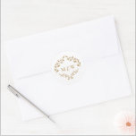 Sticker Rond Monogramme Or Luxe Feuille Crest<br><div class="desc">Ajoutez une touche d'élégance à votre mariage avec l'autocollant Gold Monogram Luxury Feuilles Crest ! Parfait pour sceller les invitations,  décorer les faveurs ou ajouter un détail personnalisé à votre décoration,  cet autocollant sophistiqué présente un design de crête étonnant avec des accents dorés. *teinte d'impression couleur or</div>