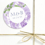 Sticker Rond Monogramme Purple Aquarelle Wisteria Floral Mariag<br><div class="desc">Monogram Purple Aquarelle Wisteria Floral Wedding Stickers présente d'élégantes fleurs de glycine d'aquarelle en lavande douce et violet avec des feuilles verts sur un arrière - plan blanc avec votre monogramme et date mariage ci-dessous. Conçu pour vous par Evco Studio www.zazzle.com/store/evcostudio</div>