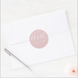 Sticker Rond Monogramme rose vif Mariage élégant<br><div class="desc">Notre "Moderne Minimaliste Monogram Mariage" propose d'élégants monogrammes manuscrits jumelés à une police sans serif dans une disposition moderne sur différents arrière - plans de couleur pour vos mariages modernes toute l'année. Consultez notre magasin pour plus d'articles correspondants de cette collection.</div>