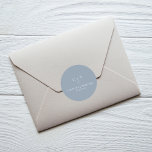 Sticker Rond Monogramme simple Mariage bleu foncé initial<br><div class="desc">Ces autocollants ronds présentent du texte simple avec des initiales et un thème bleu poussiéreux. Tout le texte peut être customisé pour créer les autocollants personnalisés parfaits pour votre jour de mariage. Visitez ma collection minimaliste de mariages bleus poussiéreux pour voir tous les éléments de coordination. #dustyblueMarriage #customweddingstickers</div>