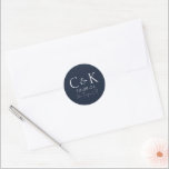 Sticker Rond Monogrammes Initiales Mariage bleu marine<br><div class="desc">Ces étiquettes autocollants de mariage personnalisés ont un design simple et moderne. Deux exemples d'initiales de monogramme sont représentés au centre, suivis d'une date et d'un emplacement mariages. L'arrière - plan est décorée dans une élégante couleur bleu marine foncé.</div>