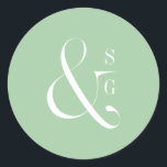 Sticker Rond Monographie de couple de typographie moderne vert<br><div class="desc">Elégante typographie et design minimaliste moderne avec monogramme de couple sur arrière - plan vert clair,  simple et élégant. grandes enveloppes ou autocollants de mariage pour mariage moderne élégant et mariage formel au printemps.</div>