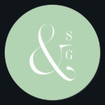 Sticker Rond Monographie de couple de typographie moderne vert<br><div class="desc">Elégante typographie et design minimaliste moderne avec monogramme de couple sur arrière - plan vert clair,  simple et élégant. grandes enveloppes ou autocollants de mariage pour mariage moderne élégant et mariage formel au printemps.</div>
