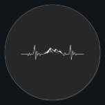 Sticker Rond MONTAGNE HEARTBEAT Funny Hikers Wanderer<br><div class="desc">Le Drôle Randonnée MONTAGNE HEARTBEAT Hikers Wanderer cadeau! Pour les amateurs de plein air,  camping,  amoureux de la nature,  randonneurs et alpinistes ! Des idées cadeaux de plein air,  des parcs nationaux de trekking,  la journée nationale de la randonnée,  des cadeaux de montagne ou un anniversaire de randonnée!</div>