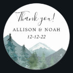 Sticker Rond Montagnes rustiques thème extérieur bois de forêt<br><div class="desc">Pour une personnalisation plus avancée de ce design,  il suffit de cliquer sur le bouton "Customiser" ci-dessus !</div>