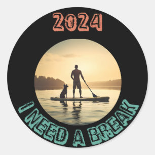 Sticker Rond Montez la planche à pédales surf avec chien