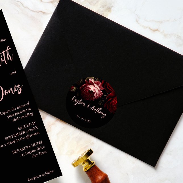 Sticker Rond Moody vintage fleurs mariage (Moody dark vintage crimson red peony flowers wedding envelope sticker bride and groom names)